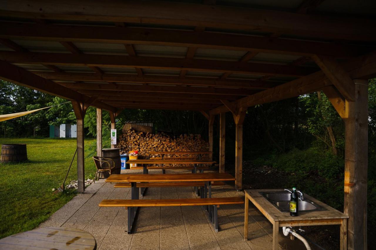 Camping @ Nogometni Golf Ljubljana Hotel Екстериор снимка