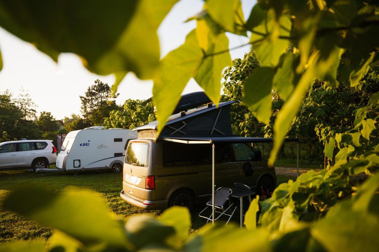 Camping @ Nogometni Golf Ljubljana Hotel Екстериор снимка